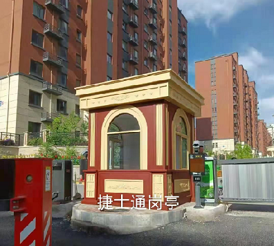 前方什么這么晃眼？哎呦，竟然是新型亮眼的保安亭