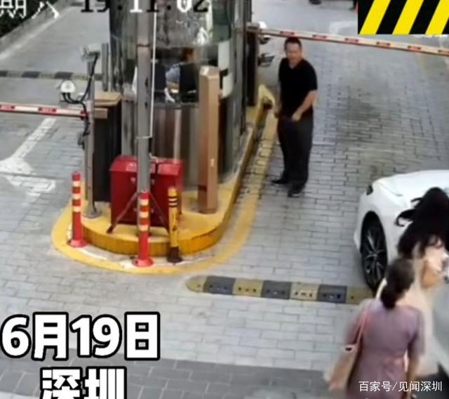 又是油門(mén)當(dāng)剎車(chē)，深圳女司機(jī)剛啟動(dòng)就撞翻崗?fù)ぃ０矄T骨折受傷